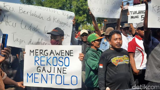 Massa ketua RT dan RW menggelar demo meminta kenaikkan tunjangan di kantor Bupati Pati, Kamis (22/6/2023).
