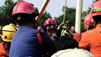 Belasan petugas dari Damkar, petugas RSCM, dan Basarnas turut membantu.  