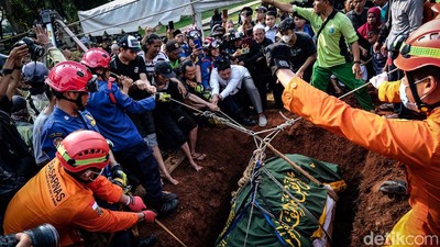 Melihat Pemakaman Pria Obesitas 300 Kg Pakai Pulley System