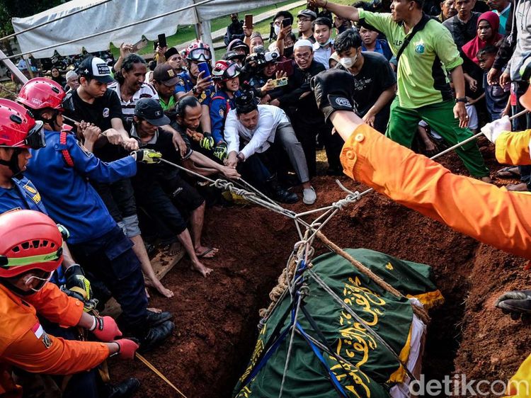 Melihat Pemakaman Pria Obesitas 300 Kg Pakai Pulley System