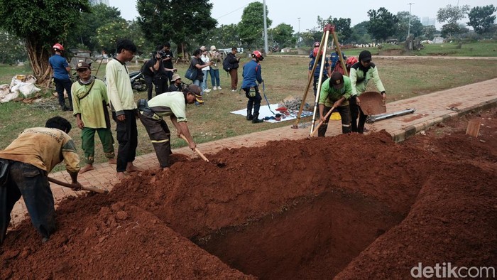 Melihat Persiapan Damkar Jelang Pemakaman Pria Obesitas 300 Kg Petugas pemakaman tengah menggali tanah peristirahatan Fajri di TPU Menteng Pulo, Tebet, Jakarta Selatan, Kamis (22/6/2023).
