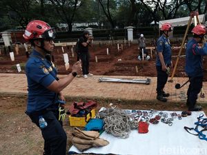 Melihat Persiapan Damkar Jelang Pemakaman Pria Obesitas 300 Kg