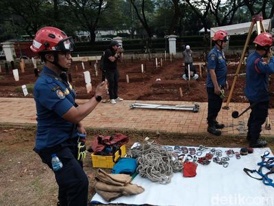 Melihat Persiapan Damkar Jelang Pemakaman Pria Obesitas 300 Kg