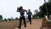 Kepala Regu Damkar Jakpus Rofie mengatakan sekitar 9 orang Damkar turut membantu mengevakuasi Fajri.