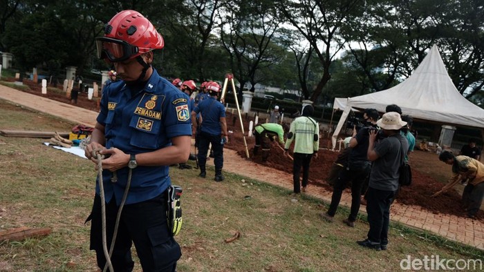 Petugas pemakaman tengah menggali tanah peristirahatan Fajri di TPU Menteng Pulo, Tebet, Jakarta Selatan, Kamis (22/6/2023).