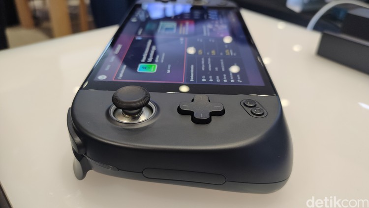 Ayaneo Geek resmi menyambangi Indonesia. PC Portable ini punya performa jempolan, dengan harga jual Rp 20 jutaan. Bisa dipakai untuk kerja dan main game.