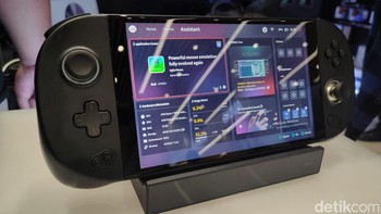 Ayaneo punya handheld gaming perkasa yang resmi rilis di Indonesia. Foto: (Panji Saputro/detikINET).