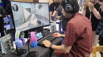 Ayaneo Geek ini juga dapat disambungkan ke monitor eksternal, keyboard, dan mouse, dalam upaya menikmati game berat dengan pengalaman lebih memukau. Foto: (Panji Saputro/detikINET).