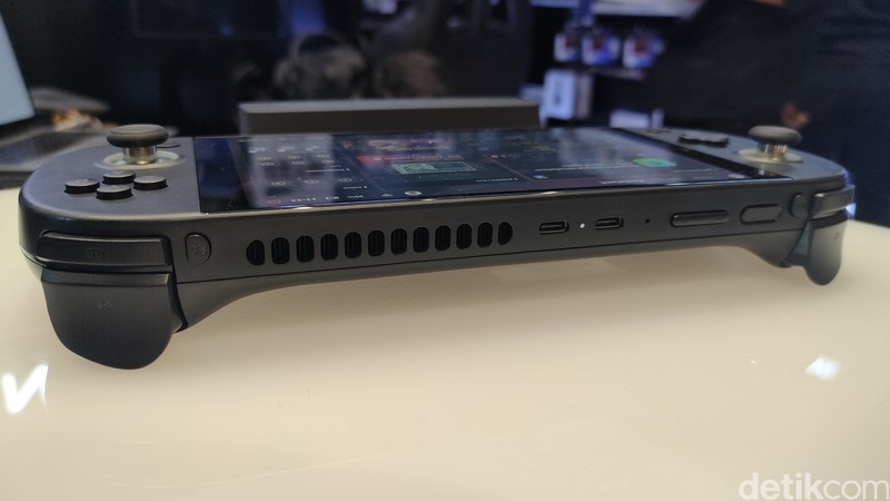 Ayaneo Geek resmi menyambangi Indonesia. PC Portable ini punya performa jempolan, dengan harga jual Rp 20 jutaan. Bisa dipakai untuk kerja dan main game.