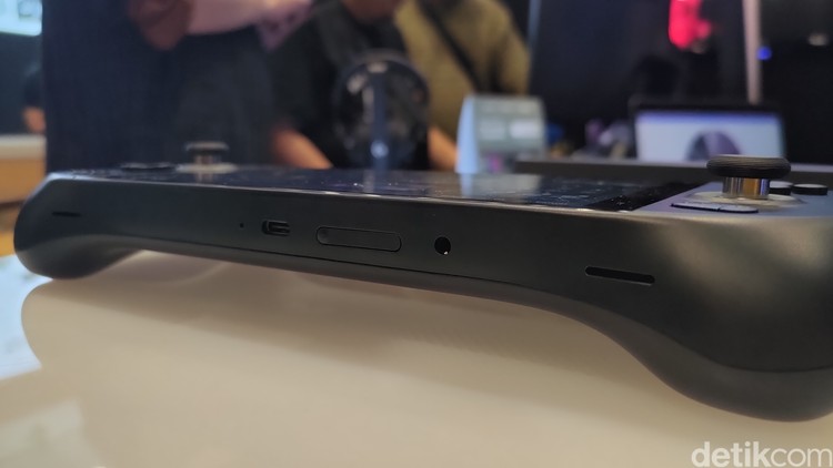 Ayaneo Geek resmi menyambangi Indonesia. PC Portable ini punya performa jempolan, dengan harga jual Rp 20 jutaan. Bisa dipakai untuk kerja dan main game.