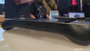 Beralih ke bawah, ada microphone tapi tanpa noise cancelling, USB-C, Micro SD, 3,5 mm, dan speaker. Foto: (Panji Saputro/detikINET).
