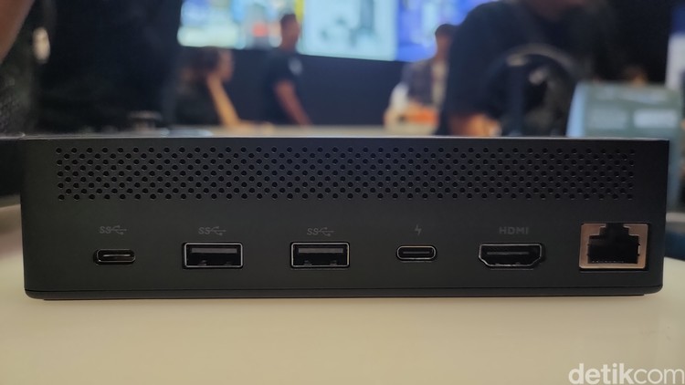 Ayaneo Geek resmi menyambangi Indonesia. PC Portable ini punya performa jempolan, dengan harga jual Rp 20 jutaan. Bisa dipakai untuk kerja dan main game.