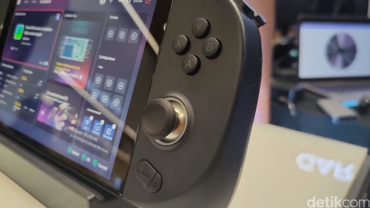 Ayaneo Geek resmi menyambangi Indonesia. PC Portable ini punya performa jempolan, dengan harga jual Rp 20 jutaan. Bisa dipakai untuk kerja dan main game.