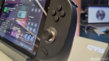 PC portable ini punya spesifikasi yang mumpuni untuk melahap game AAA dengan mudah. Desainnya pun ergonomis dengan bezel ramping yang membuat penggunanya nyaman saat menggenggamnya. Foto: (Panji Saputro/detikINET).