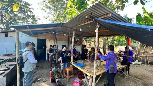 Tim Dinas Kesehatan Klungkung saat melakukan pengecekan kasus meningitis ke keluarga dan korban yang dirawat di rumah sakit umum daerah Klungkung, Kamis (22/6/2023).