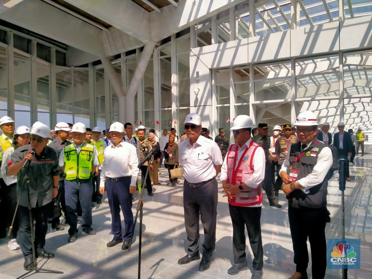 Menko Marves Luhut B Pandjaitan saat bertemu tenaga kerja asal China di Proyek Kereta Cepat Jakarta-Bandung di Stasiun Tegalluar. (CNBC Indonesia/Wiji Nurhayat)