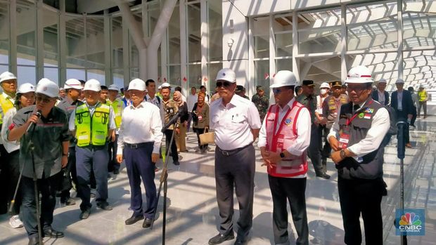 Menko Marves Luhut B Pandjaitan saat bertemu tenaga kerja asal China di Proyek Kereta Cepat Jakarta-Bandung di Stasiun Tegalluar. (վ/Wiji Nurhayat)