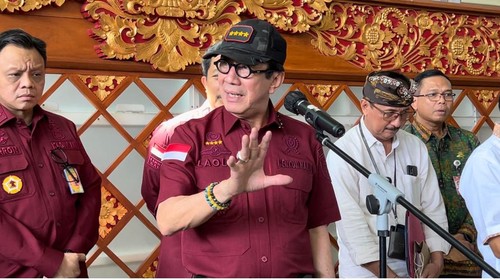 Menteri Hukum dan Hak Asasi Manusia (HAM) RI bersama Gubernur Bali Wayan Koster konferensi pers terkait edaran dos and dont di Bandara Internasional I Gusti Ngurah Rai, Badung, Kamis (22/6/2023). (I Nyoman Adhisthaya Sawitra)
