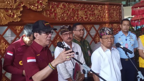Menteri Hukum dan HAM Yasonna Laoly dan Gubernur Bali Wayan Koster di Bandara Internasional I Gusti Ngurah Rai, Bali, Kamis (22/6/2023).