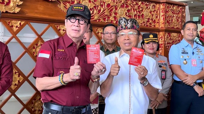 Menteri Yasonna Laoly didampingi Gubernur Bali Wayan Koster membagikan selebaran do’s and don’t kepada wisatawan mancanegara di Bandara I Gusti Ngurah Rai, Badung, Kamis (22/6/2023). (I Nyoman Adhisthaya Sawitra)