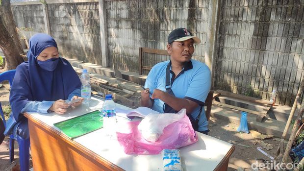 Muhammad Halim penyandang disabilitas Semarang di lapak hewan kurbannya, Kamis (22/6/2023).