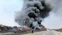 Asap hitam pekat juga mengepul dari lokasi tabrakan yang melibatkan sejumlah mobil tersebut.