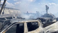 Petugas Damkat telah berhasil memadamkan api yang membakar kendaraan.