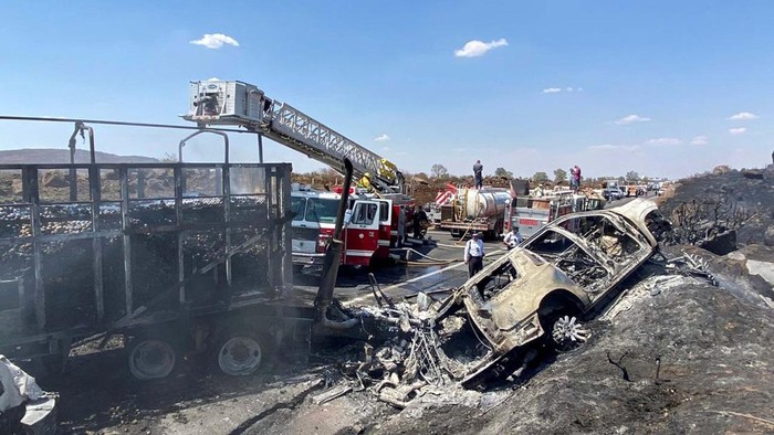 Kecelakaan mengerikan terjadi di Tepatitlan, Jalisco, Meksiko, Rabu (21/6) waktu setempat. Sejumlah mobil terbakar usai tabrakan beruntun.
