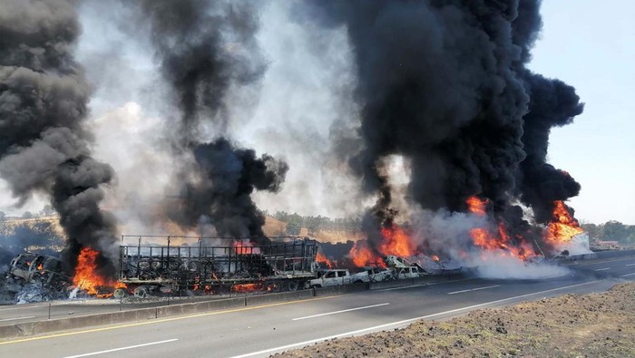 Ngeri! Tabrakan Beruntun Picu Kebakaran Hebat di Meksiko Kecelakaan mengerikan terjadi di Tepatitlan, Jalisco, Meksiko, Rabu (21/6) waktu setempat. Sejumlah mobil terbakar usai tabrakan beruntun.
