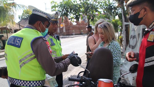 Sejumlah turis asing di Canggu, Kuta Utara, Badung, terjaring Operasi Nusa Agung 2023, Kamis (22/6/2023). Mereka ditilang karena tidak pakai helm.