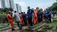 Sesekali, petugas Basarnas menghentikan langkahnya karena medan jalan konblok yang tidak rata.