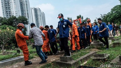 Pakai Forklift, Basarnas Bawa Jenazah Pria Obesitas 300 Kg ke Liang Lahat