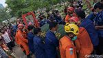 Pakai Forklift, Basarnas Bawa Jenazah Pria Obesitas 300 Kg ke Liang Lahat