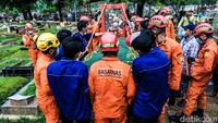 Butuh waktu sekitar 30 menit hingga jenazah M Fajri dibawa ke liang lahad.