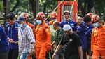Pakai Forklift, Basarnas Bawa Jenazah Pria Obesitas 300 Kg ke Liang Lahat