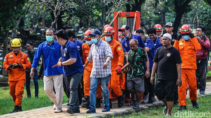 Pakai Forklift, Basarnas Bawa Jenazah Pria Obesitas 300 Kg ke Liang Lahad Jenazah Muhammad Fajri, pria dengan berat badan 300 kg tiba di TPU Menteng Pulo Jakarta untuk dimakamkan. Alat forklift dikerahkan membawa jenazah hingga liang lahad.