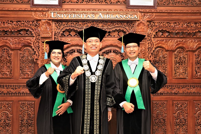 Pasangan suami istri Gatot Soegiarto dan Laksmi Wulandari dikukuhkan menjadi guru besar FK Unair Surabaya pada 22 Juni 2023