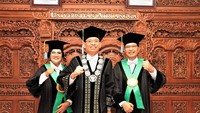 Pasangan suami istri Prof Dr Gatot Soegiarto dr SpPD K-AI FINASIM dan Prof Dr Laksmi Wulandari dr SpP(K) FCCP resmi dikukuhkan sebagai Guru Besar Fakultas Kedokteran (FK) Universitas Airlangga (Unair) Surabaya, Jawa Timur. Prosesi pengukuhan tersebut dipimpin langsung oleh Rektor Unair Prof Dr Mohammad Nasih SE MT Ak di Aula Garuda Mukti Kantor Manajemen Kampus MERR-C Unair, Surabaya pada Kamis (22/6/2023). Foto: Dok. Unair