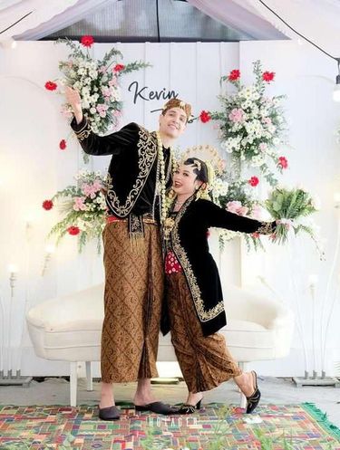 Pasangan viral beda negara, wanita yang berasal dari Desa Gondoriyo, Klakahkasihan, Kecamatan Gembong, Pati, Jawa Tengah menikah dengan pria asal Belanda.