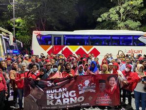Kader PDIP Surabaya Serbu Jakarta Merahkan Puncak Bulan Bung Karno di GBK