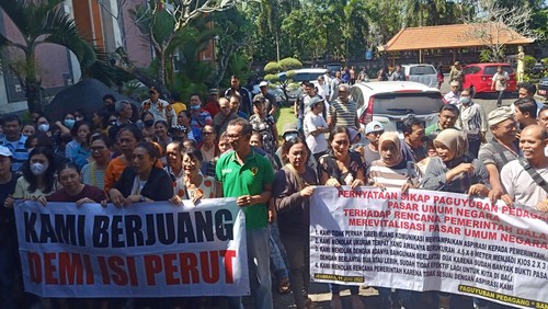 Sekitar 300 pedagang Pasar Umum Negara, Jembrana, mendatangi kantor DPRD, Kamis (22/6/2023). Mereka menolak rencana revitalisasi.