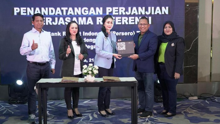 Pegadaian, memperkenalkan 5 jenis produk dan layanan yang dapat diakses oleh Nasabah Prioritas dan Nasabah Private BRI, diantaranya Tabungan Emas, Cicil Emas, Gadai Luxury, Gadai Efek, dan G-Lab yang ditujukan bagi nasabah prioritas Bank BRI. Kelima produk tersebut memiliki keunggulan masing-masing sehingga nasabah dapat memilih sesuai dengan kebutuhan. Tabungan Emas dan Cicil Emas Pegadaian menjadi alternatif investasi emas tanpa ribet dan tentunya aman.

Sementara Gadai Luxury, nasabah dapat memanfaatkan barang mewah yang dimiliki untuk dijadikan dana segar dengan cepat. Nasabah yang memiliki aset berupa saham dan surat-surat berharga, juga dapat memilih produk Gadai Efek untuk digadaikan tanpa harus menjualnya. Sedangkan G-Lab, bisa dimanfaatkan untuk menguji keaslian barang berharga yang dimiliki oleh nasabah prioritas BRI.
