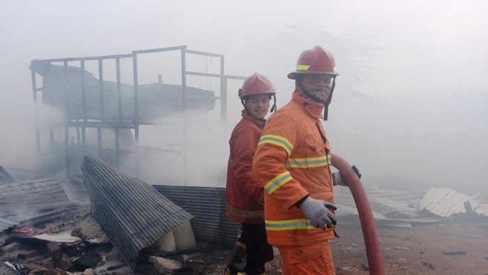 Pekerja di Malang membakar tempat tinggal mereka karena gaji tak dibayar Pekerja di Malang membakar tempat tinggal mereka karena gaji tak dibayar