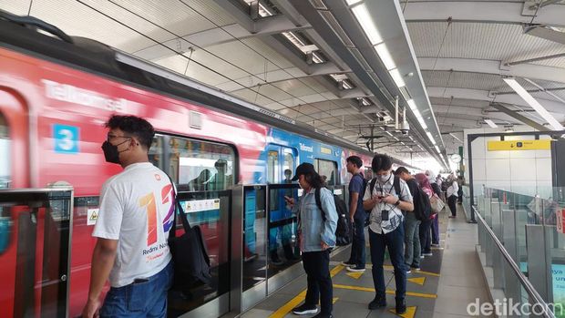 Pekerja Happy Naik MRT ke Kantor Cuma Rp 1 Hari Ini