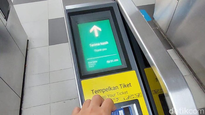 Pekerja Happy Naik MRT ke Kantor Cuma Rp 1 Hari Ini
