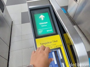 Pekerja Happy Naik MRT Jakarta ke Kantor Cuma Rp 1 Hari Ini