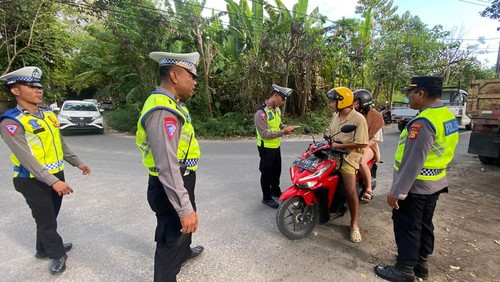 Pelaksanaan Operasi Nusa Agung 2023 dengan merazia wisatawan asing di kawasan wisata Nusa Penida, Kamis (22/6/2023). Dok Posek Nusa Penida.