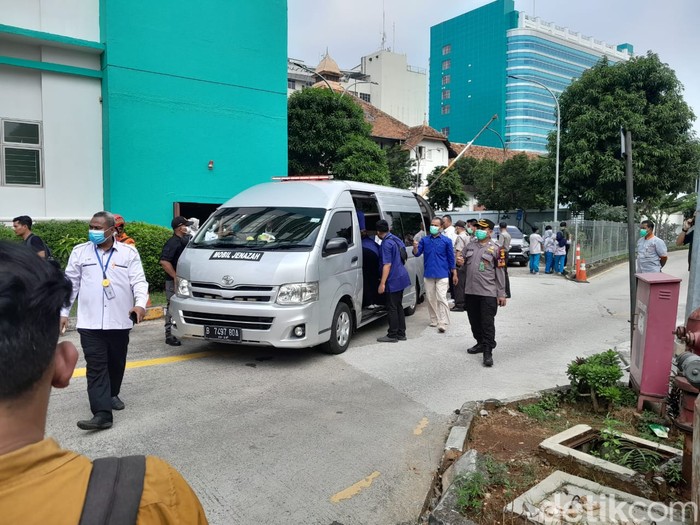 Pemakaman Fajri pria obesitas 300 kg.