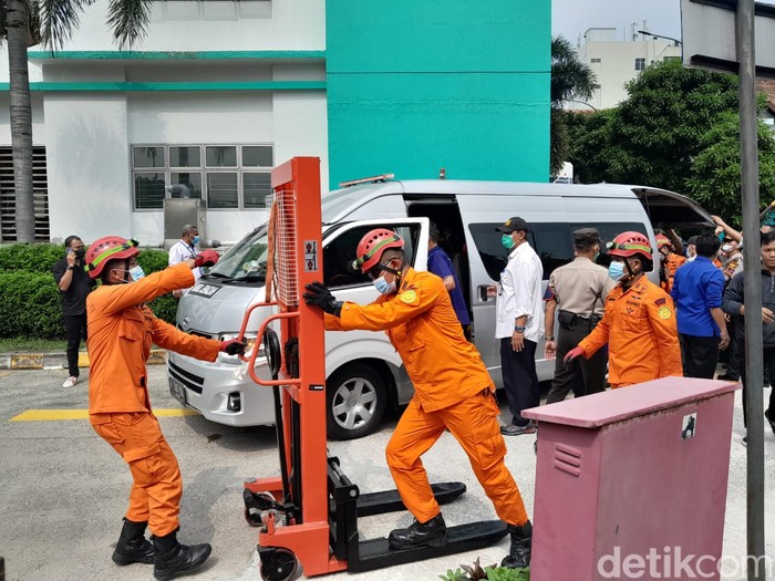 Pemakaman Fajri pria obesitas 300 kg.
