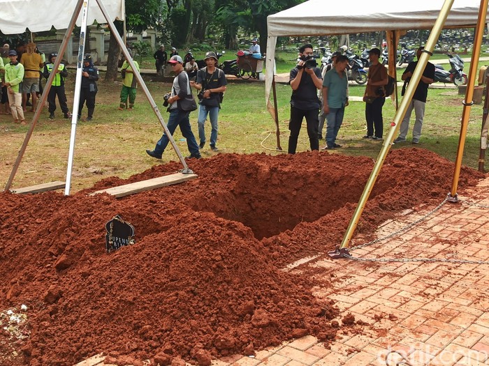 Pemakaman Fajri pria obesitas 300 kg.
